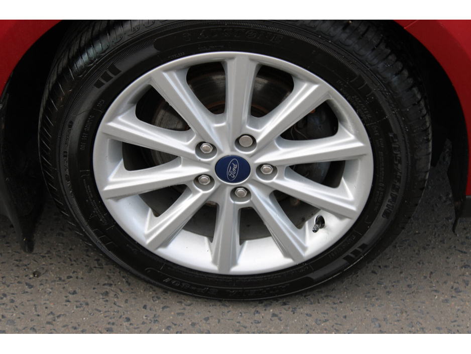 2018 Ford Focus - image 10