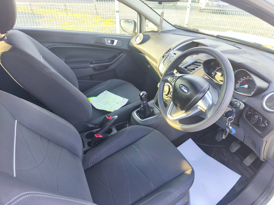 2014 Ford Fiesta - image 9