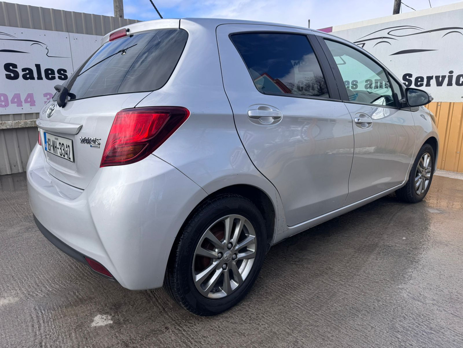 2016 Toyota Yaris - image 10