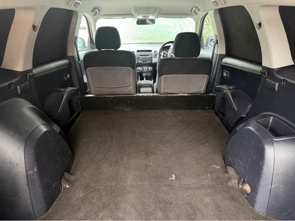 2012 Mitsubishi Outlander - image 5