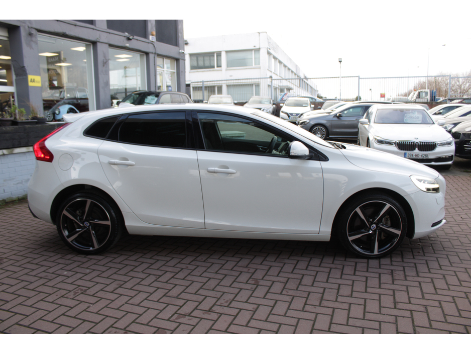 2016 Volvo V40 2.0D4 SPORT 5DR HATCHBACK AUTO HUGE SPEC  // 1 OWNER CAR // AS NEW CONDITION THROUGHOUT // BUY WITH CONFIDENCE AA AND SIMI APPROVED DEALER 2025 // FINANCE ARRANGED // €14,950