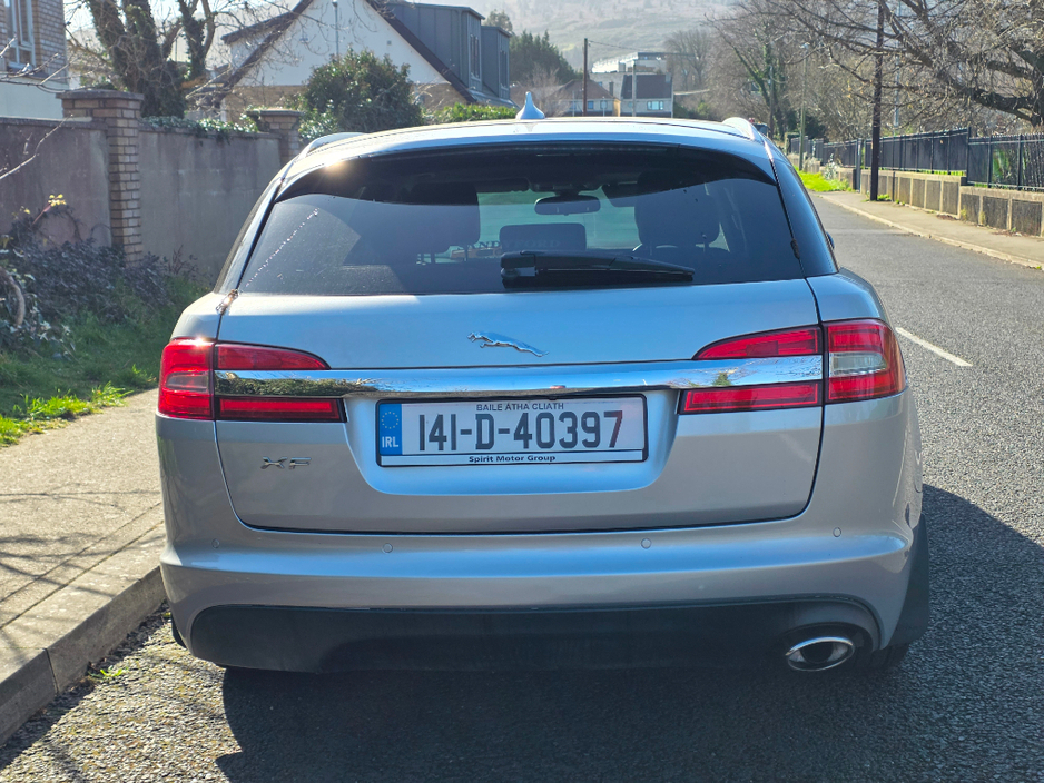 2014 Jaguar XF - image 4