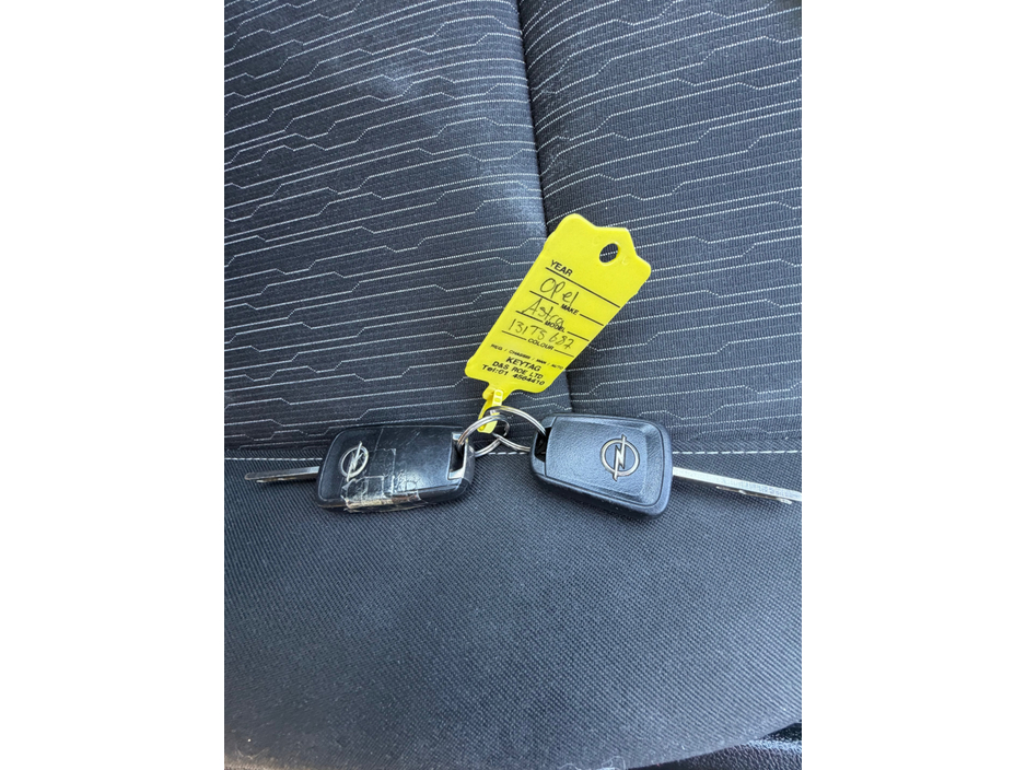 2013 Opel Astra - image 15