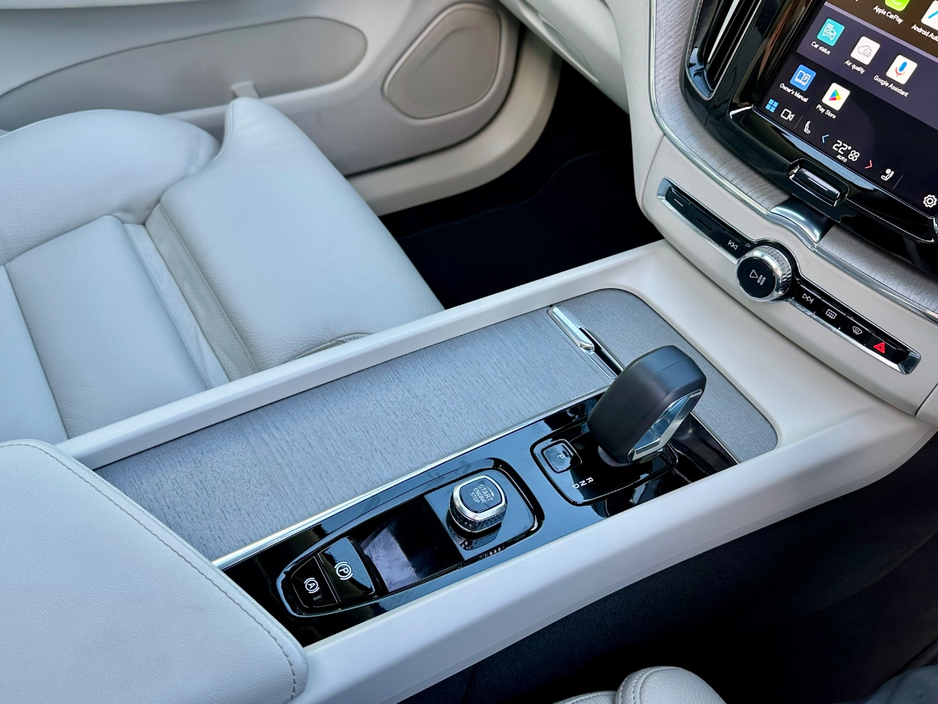 2025 Volvo XC60 - image 7