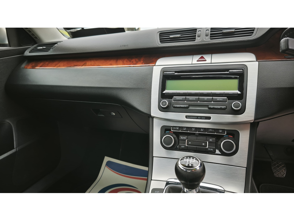 2010 Volkswagen Passat - image 22