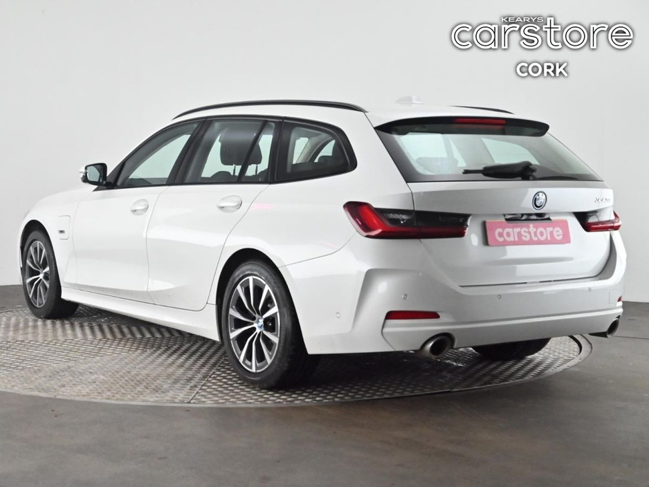 2023 BMW 3 Series - image 3