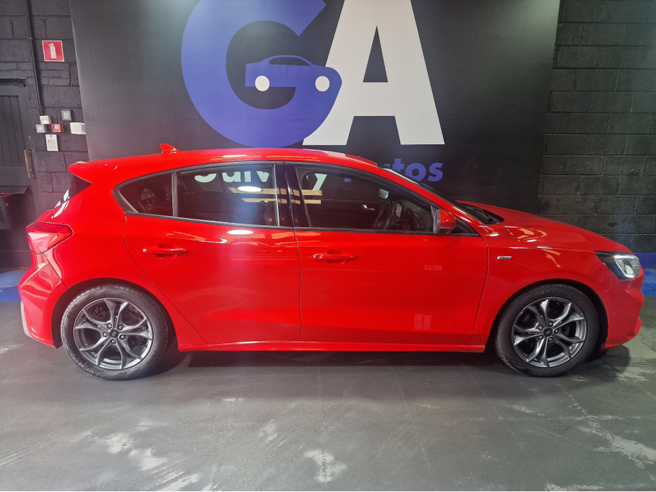 2019 Ford Focus - image 8