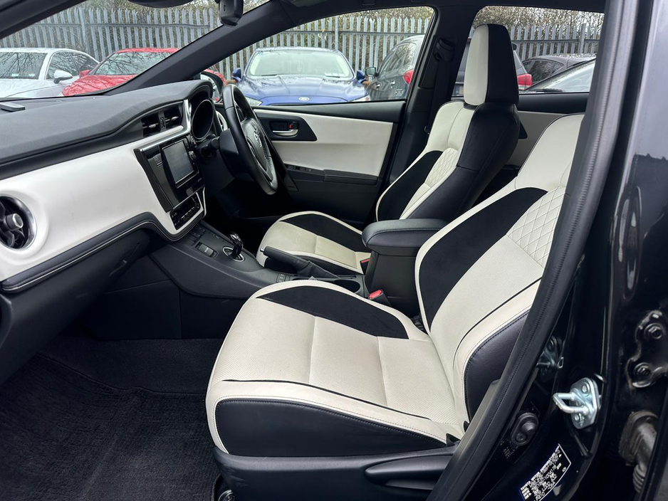 2017 Toyota Auris - image 14