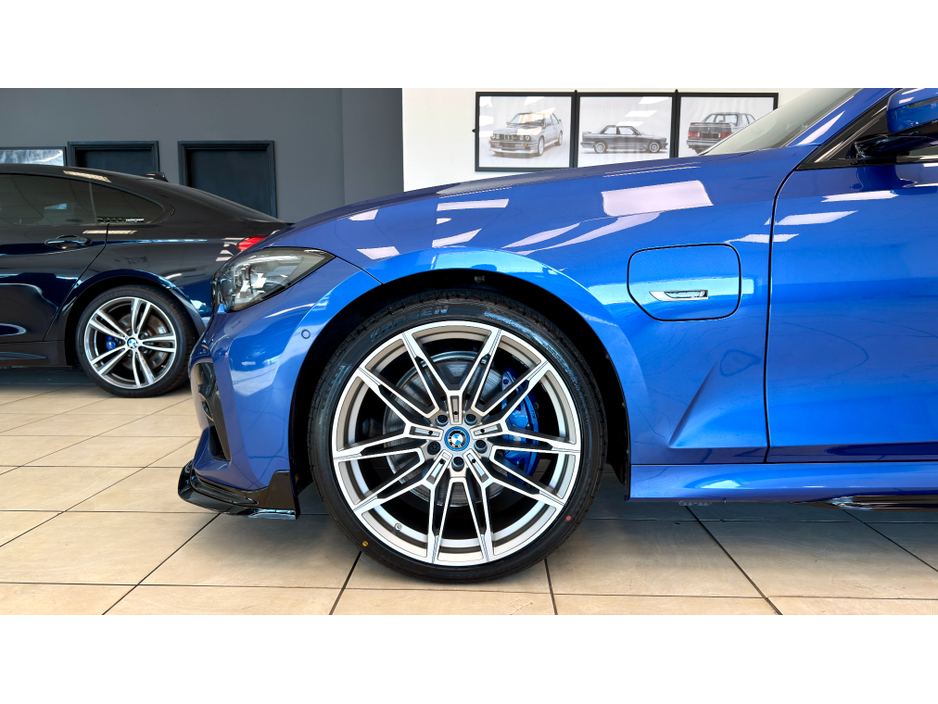 2022 BMW 3 Series - image 8