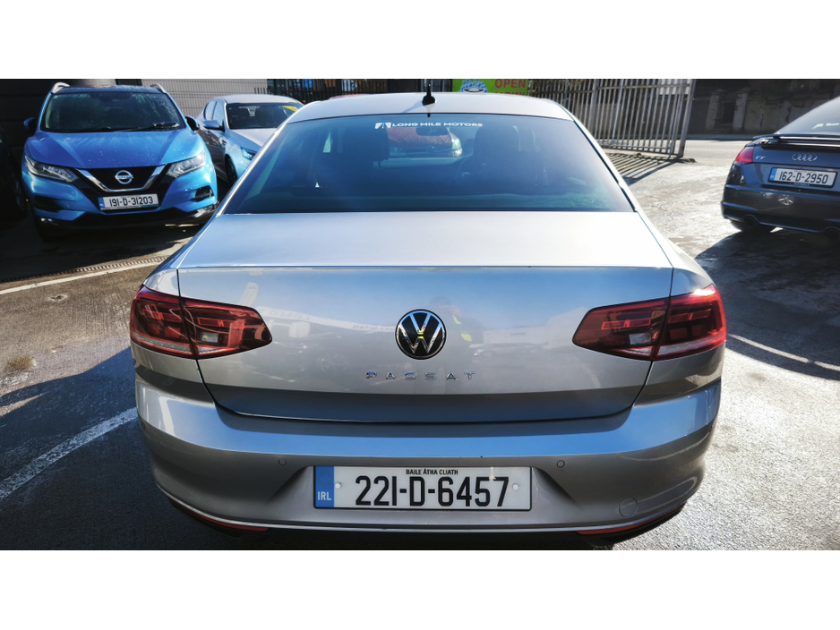 2022 Volkswagen Passat - image 5