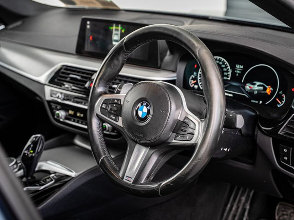 2019 BMW 5 Series - image 9
