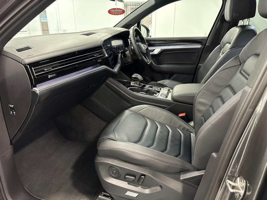 2023 Volkswagen Touareg - image 32