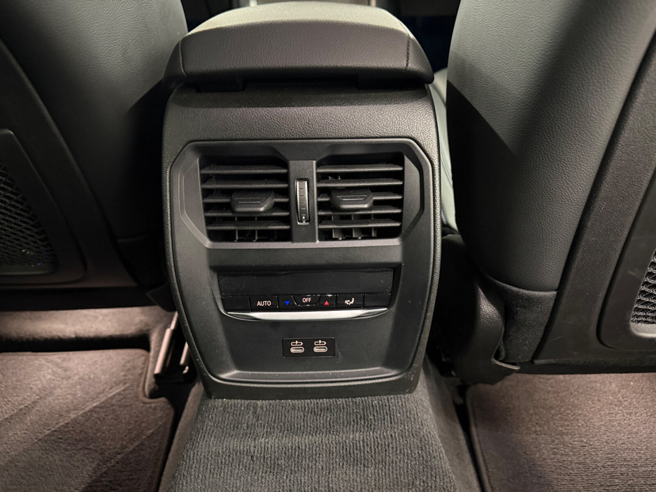 2022 BMW 3 Series - image 13