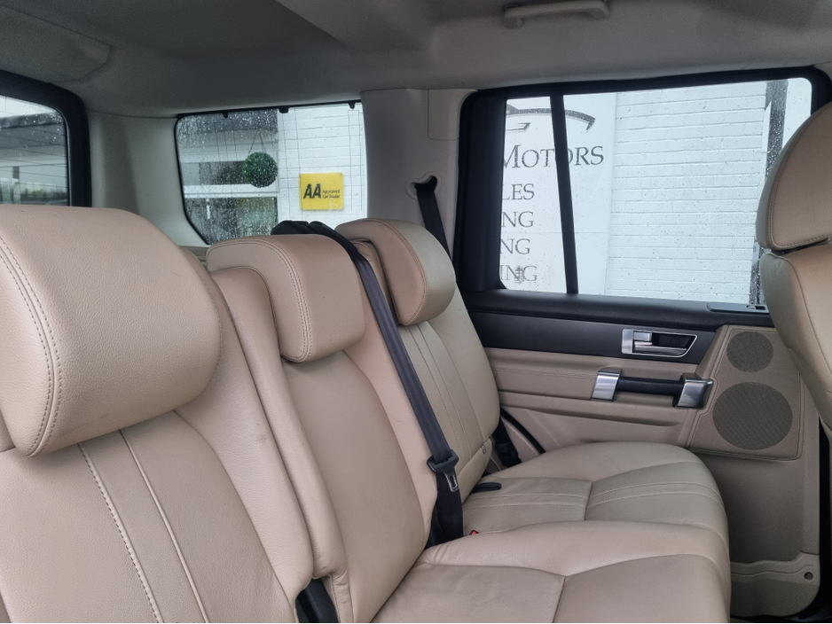 2015 Land Rover Discovery - image 9