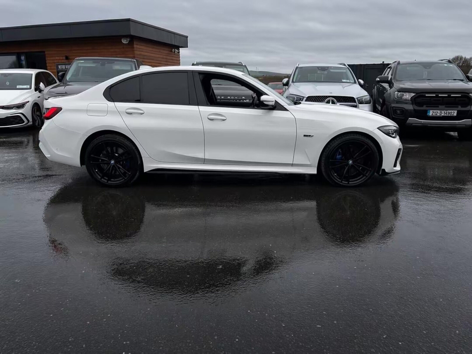 2022 BMW 3 Series - image 10