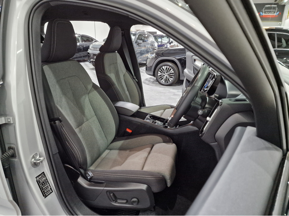 2022 Volvo XC40 T4 RECHARGE PLUS DARK AUTOMATIC **ONE OWNER / APPLE CARPLAY / BLIND SPOT ASSIST / CRUISE CONTROL / ELECTRIC BOOTLID / HEATED FRONT & REAR SEATS / REVERSE CAMERA / SAT NAV / WIRELESS PHONE CHARGING** €33,900