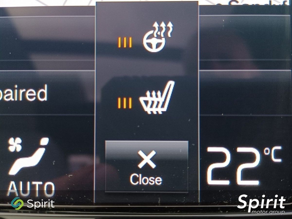 2022 Volvo XC40 - image 13