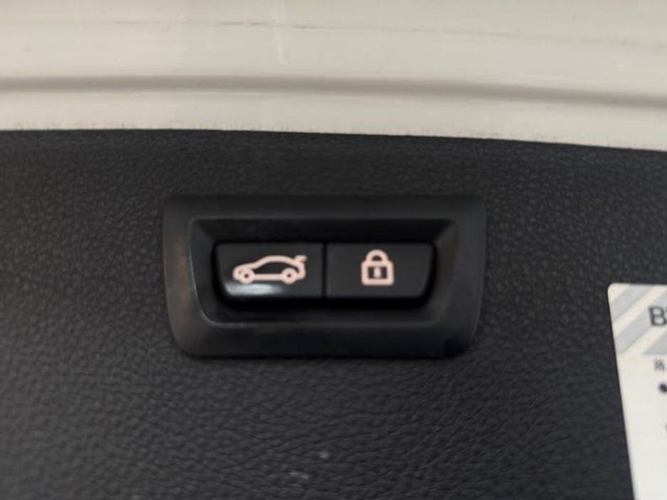 2016 BMW 3 Series - image 18