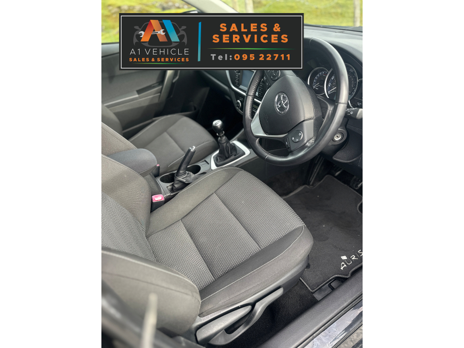 2015 Toyota Auris - image 25