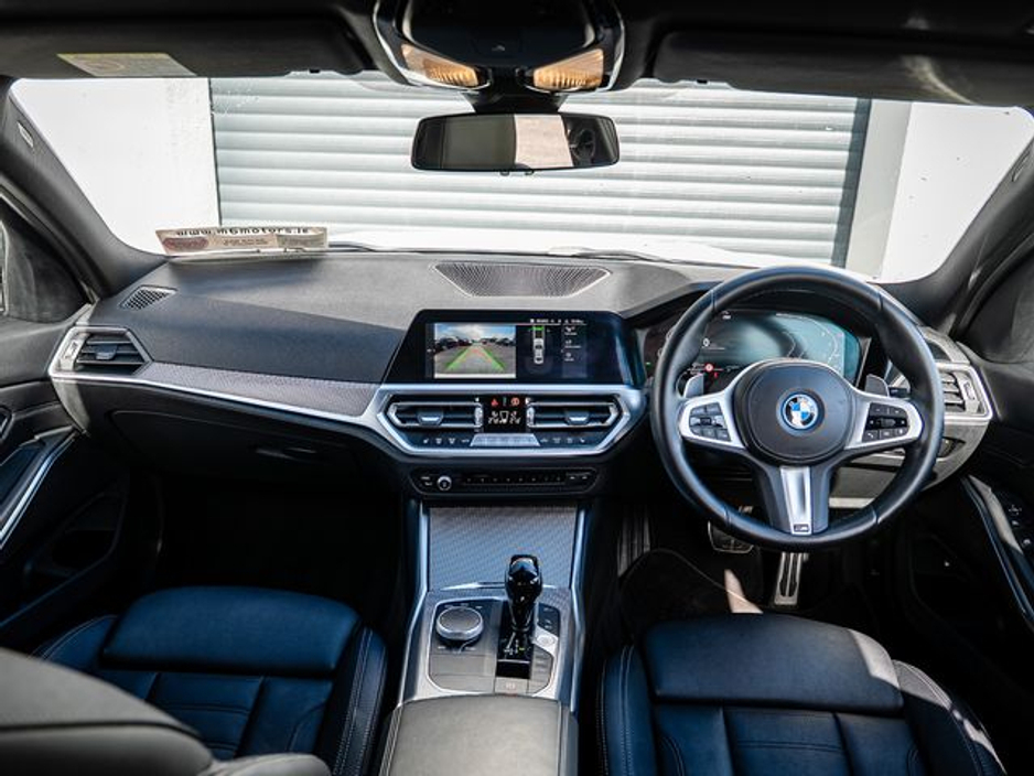 2022 BMW 3 Series - image 8