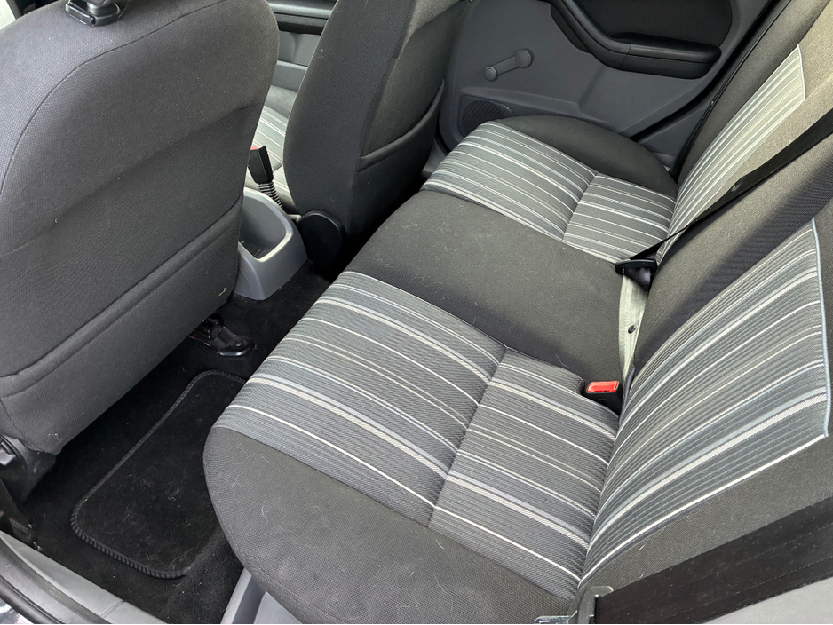 2011 Ford Focus - image 13