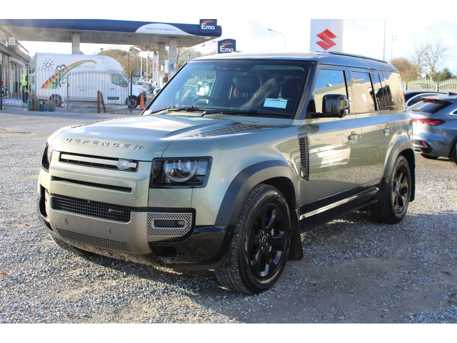 2022 Land Rover Defender - image 9