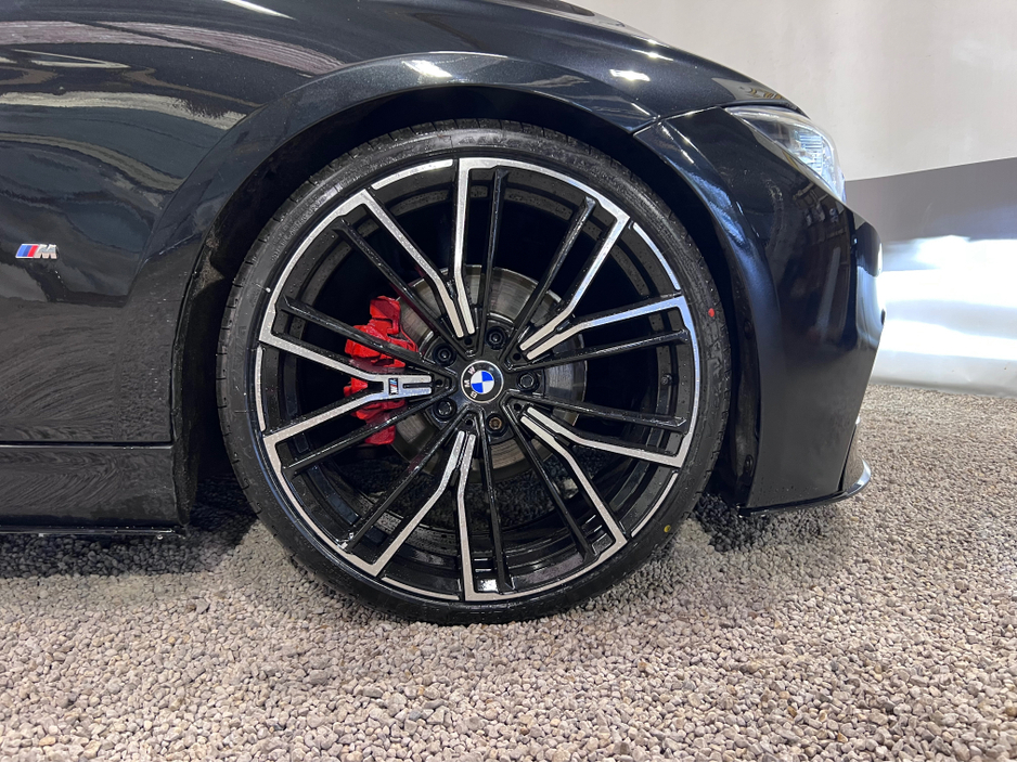 2018 BMW 3 Series - image 8