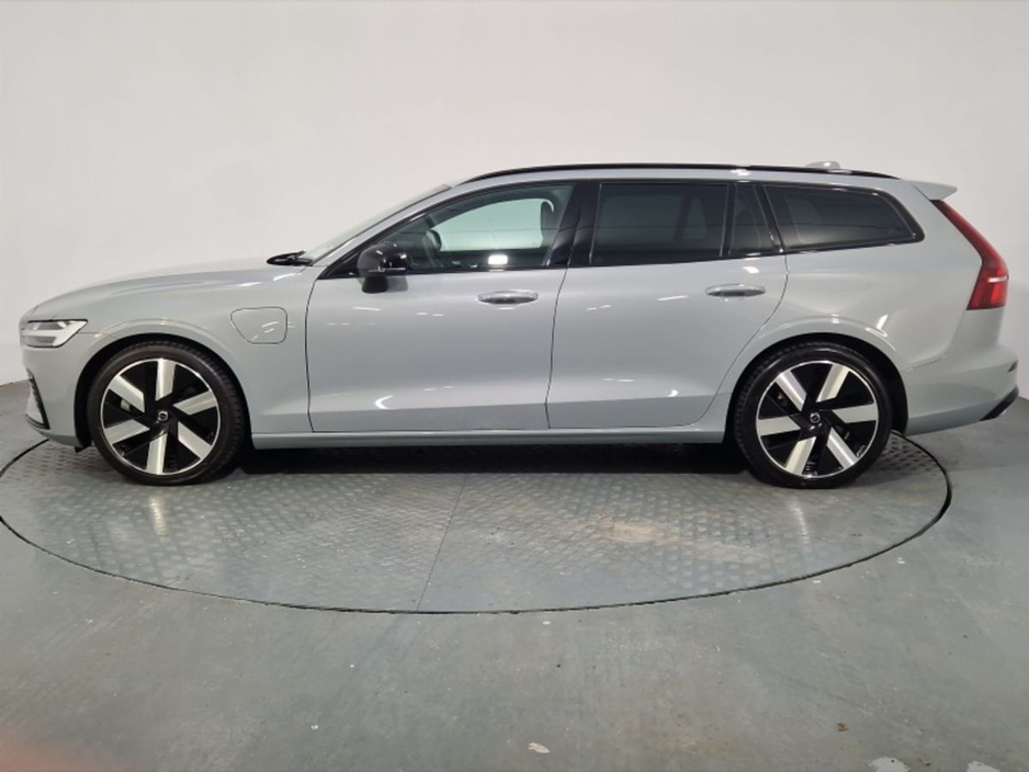 2024 Volvo V60 - image 5