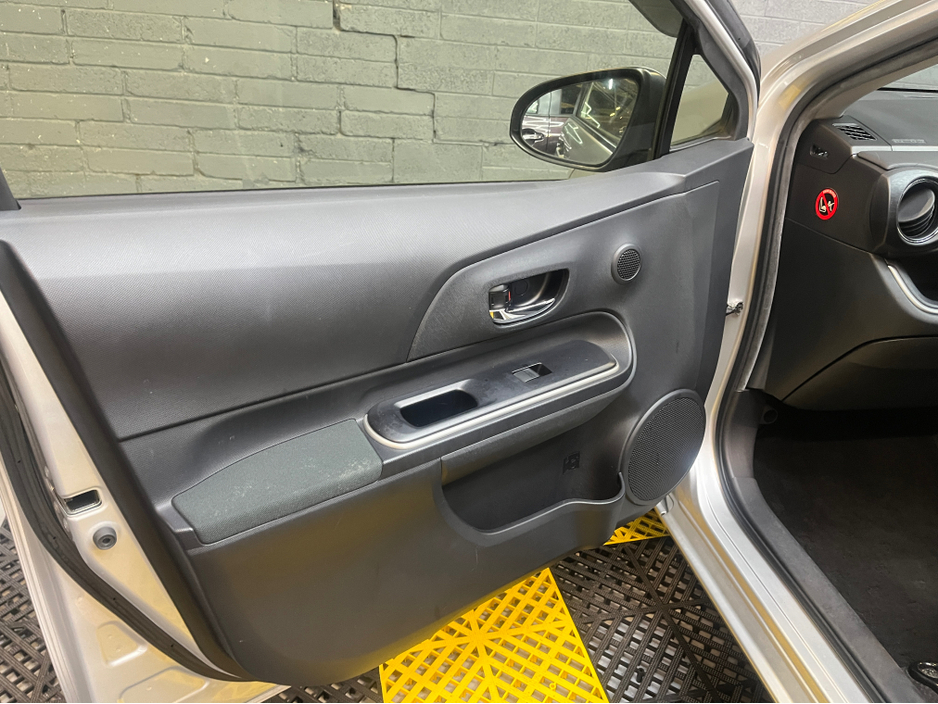 2014 Toyota Aqua - image 14