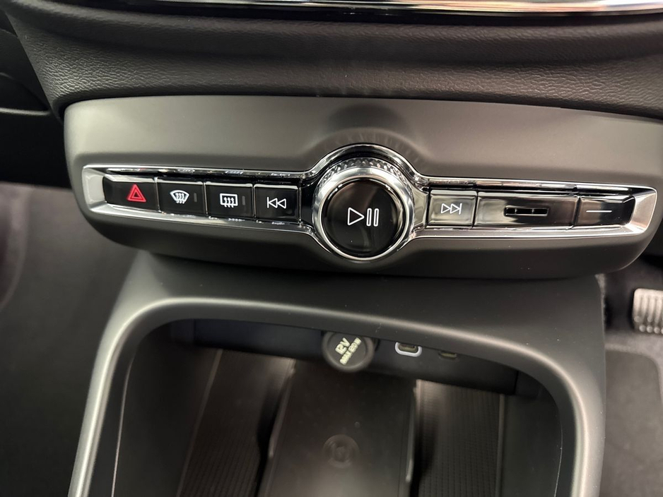 2026 Volvo EX40 - image 21