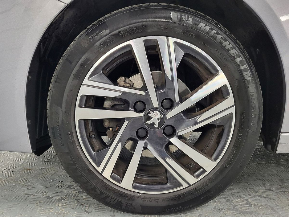 2023 Peugeot 208 - image 10