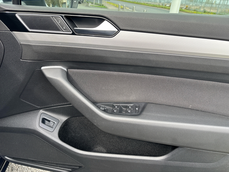 2015 Volkswagen Passat - image 11