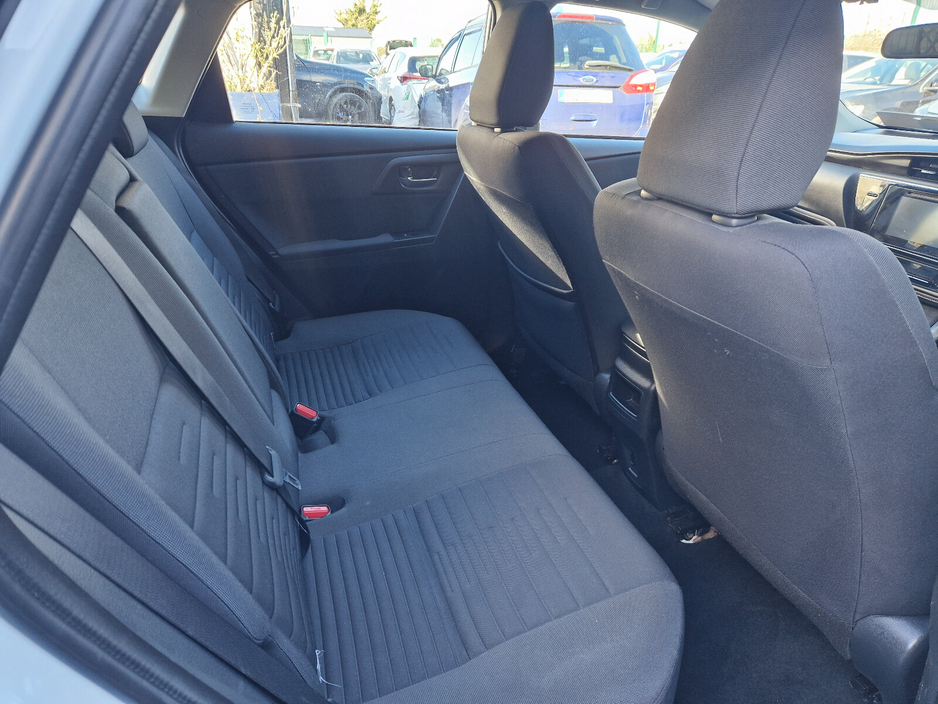 2016 Toyota Auris - image 16