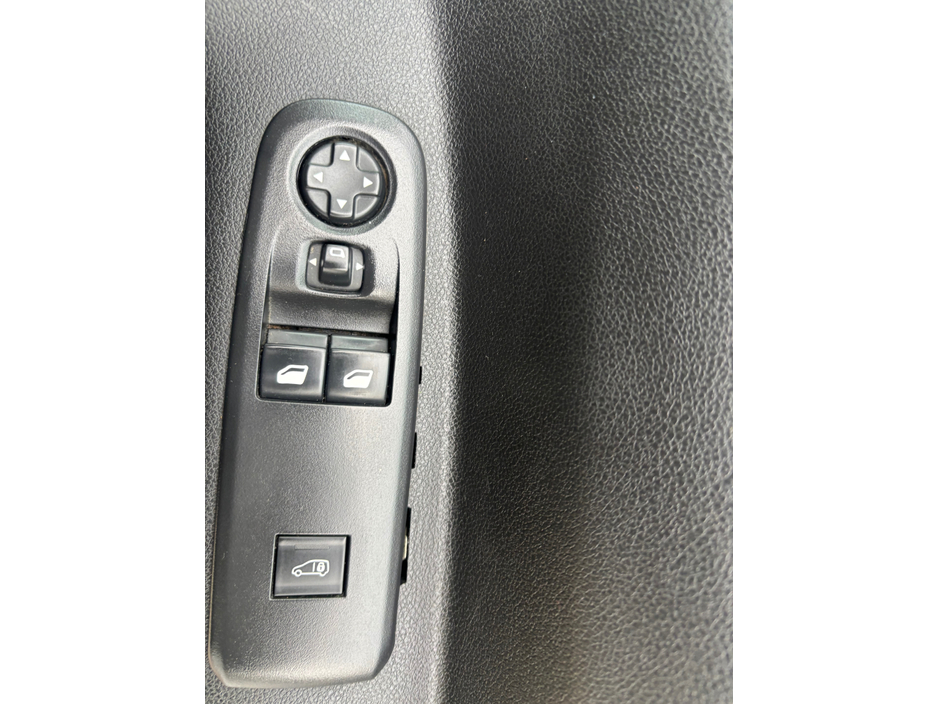 2021 Opel Combo - image 8