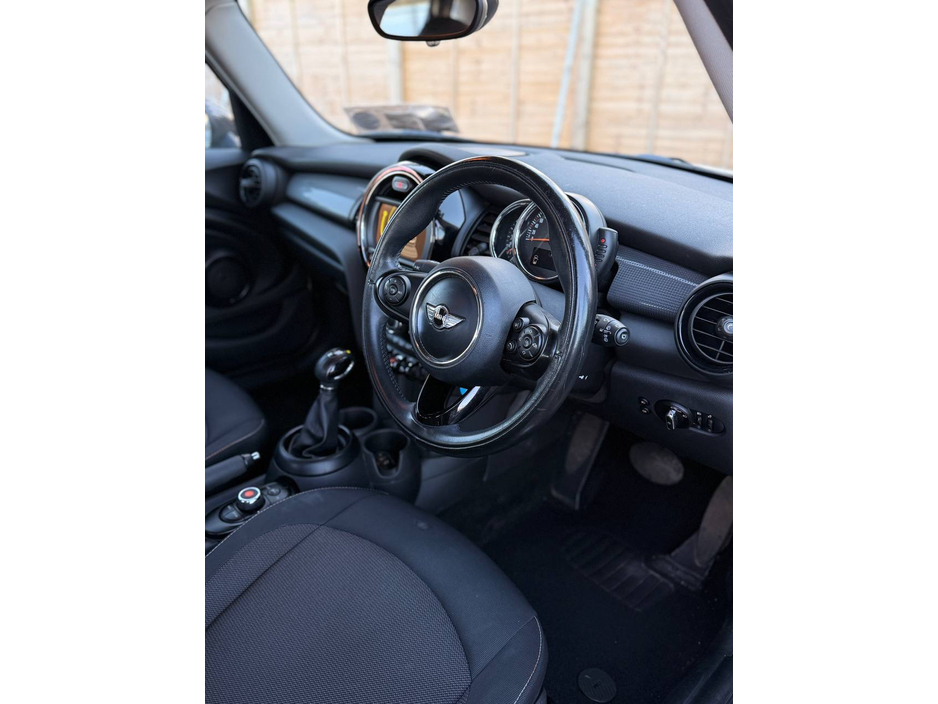 2015 MINI Hatch - image 24