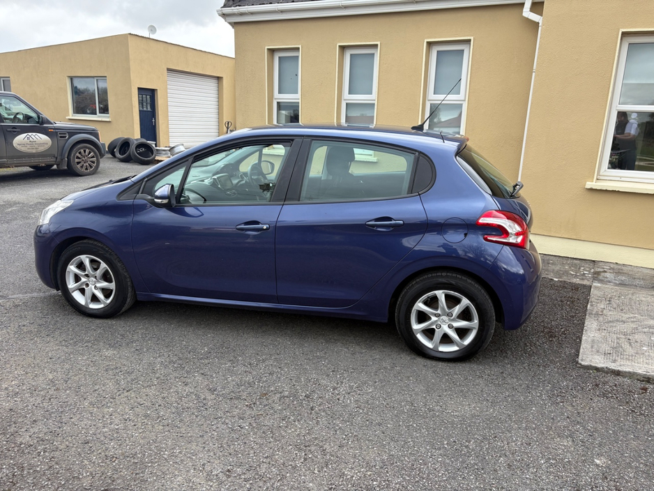 2013 Peugeot 208 - image 5