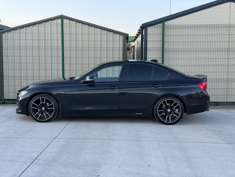 2017 BMW 3 Series - image 4