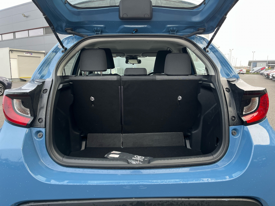 2021 Toyota Yaris - image 10