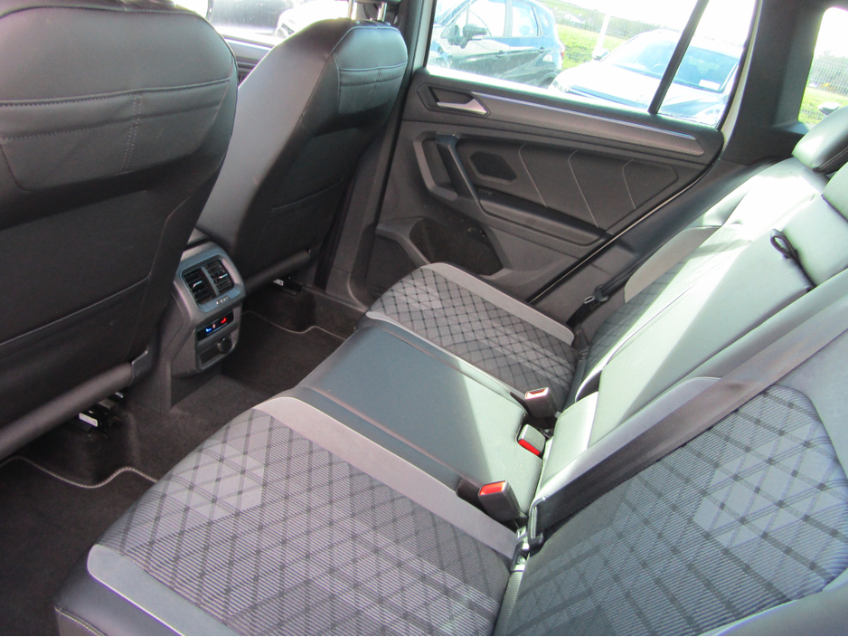 2023 Volkswagen Tiguan - image 9