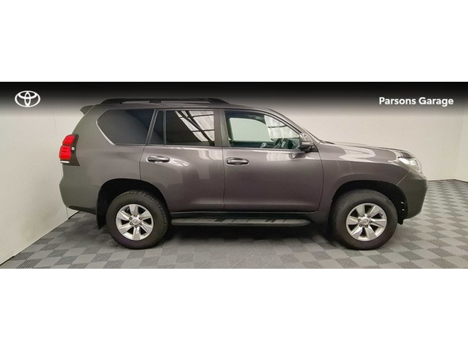 2023 Toyota Landcruiser - image 3
