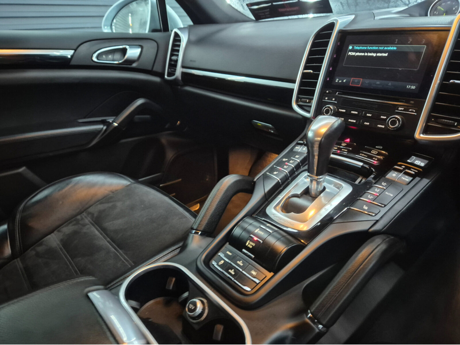2017 Porsche Cayenne - image 10