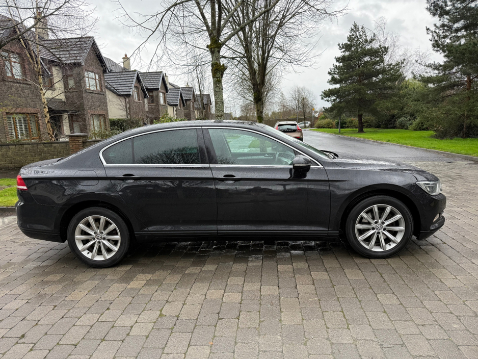 2017 Volkswagen Passat - image 6