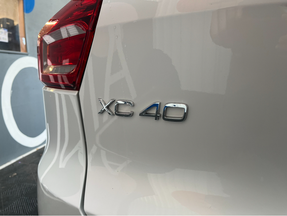 2023 Volvo XC40 - image 7