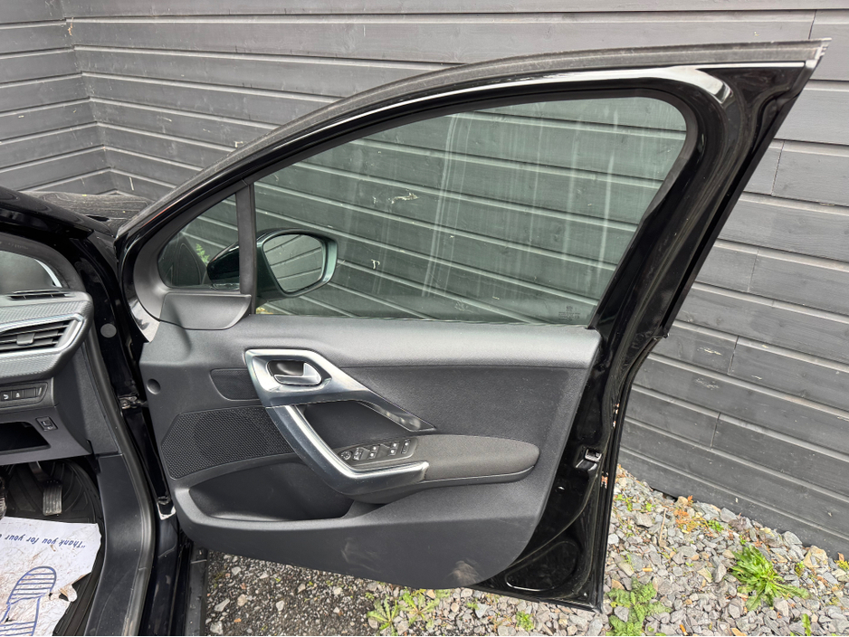 2017 Peugeot 2008 - image 14