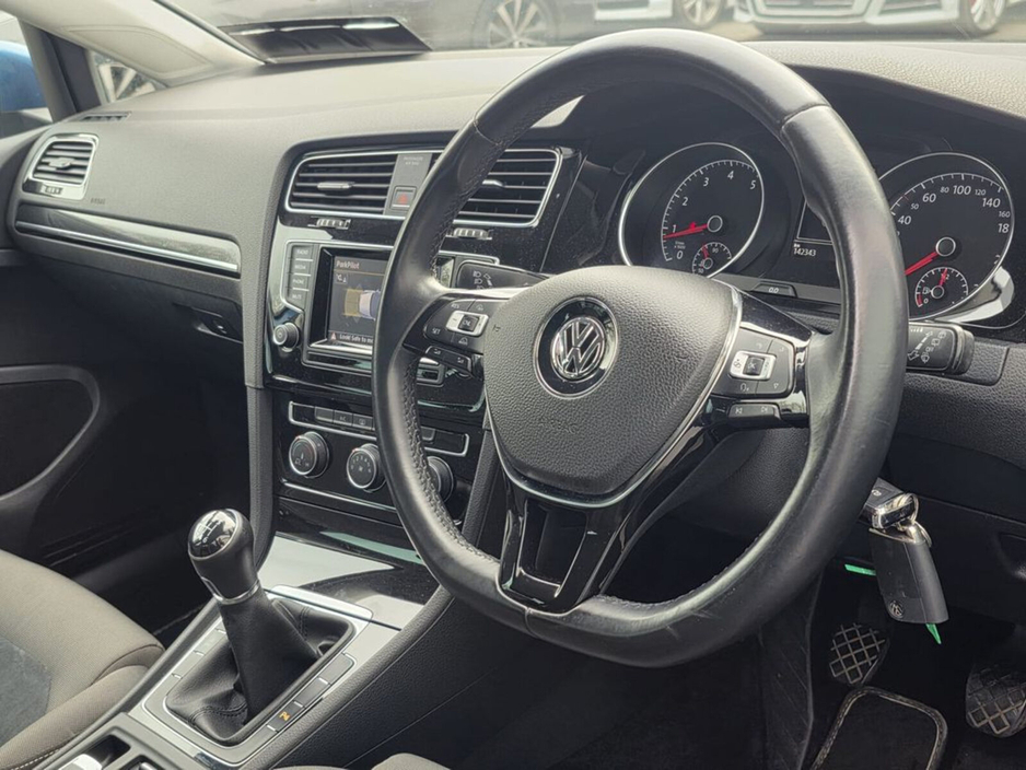 2014 Volkswagen Golf - image 9