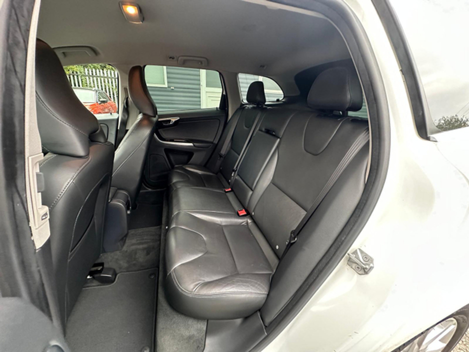 2016 Volvo XC60 - image 14