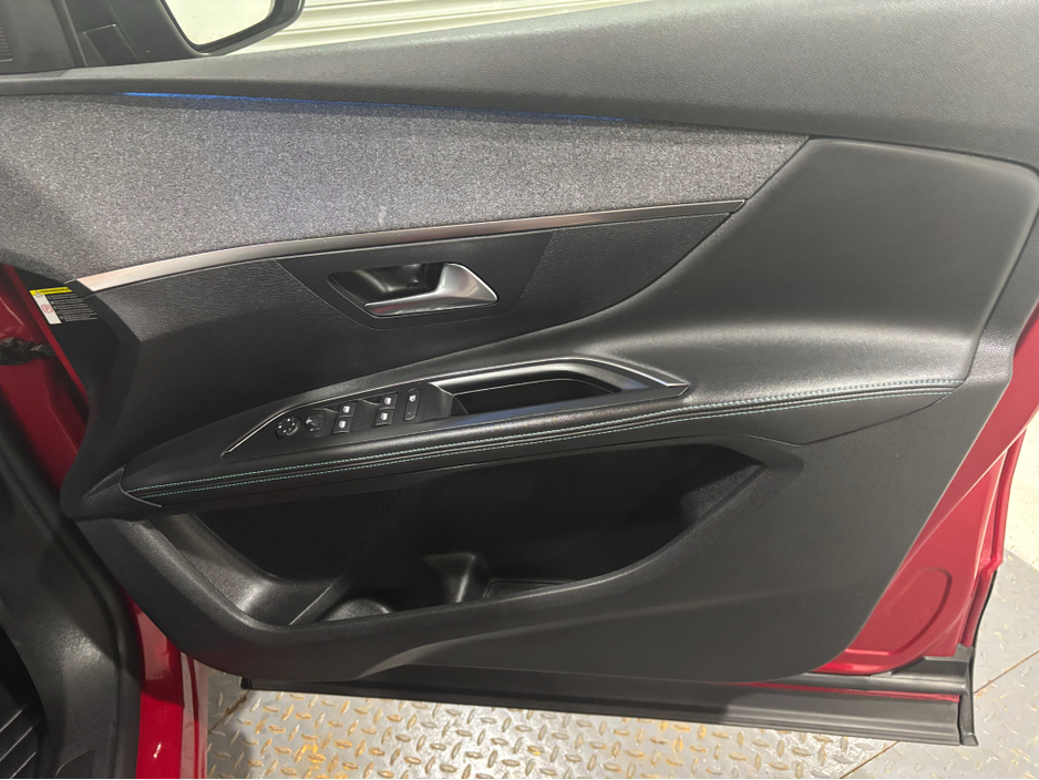 2022 Peugeot 5008 - image 18