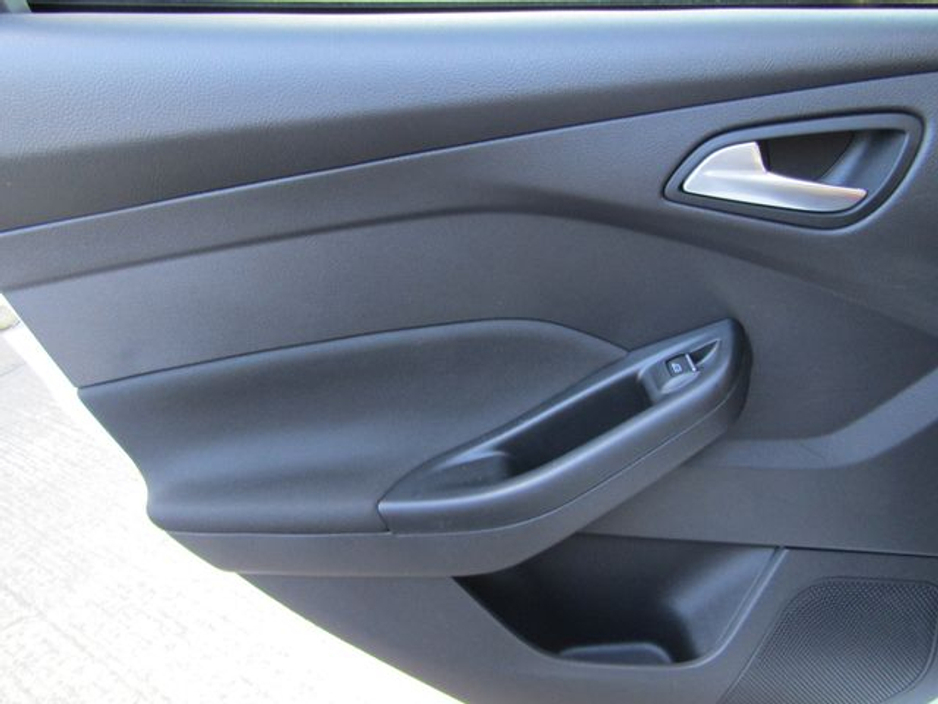 2017 Ford Focus - image 27