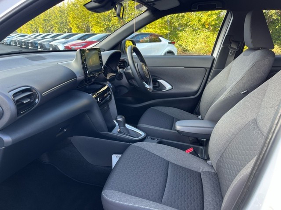 2023 Toyota Yaris Cross - image 6