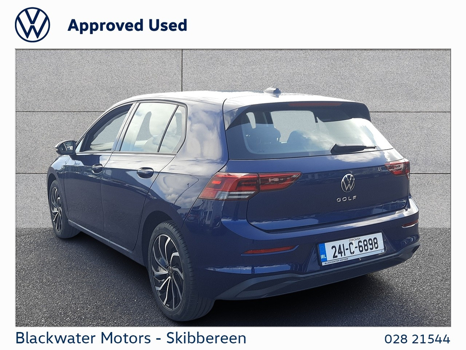 2023 Volkswagen Golf - image 3